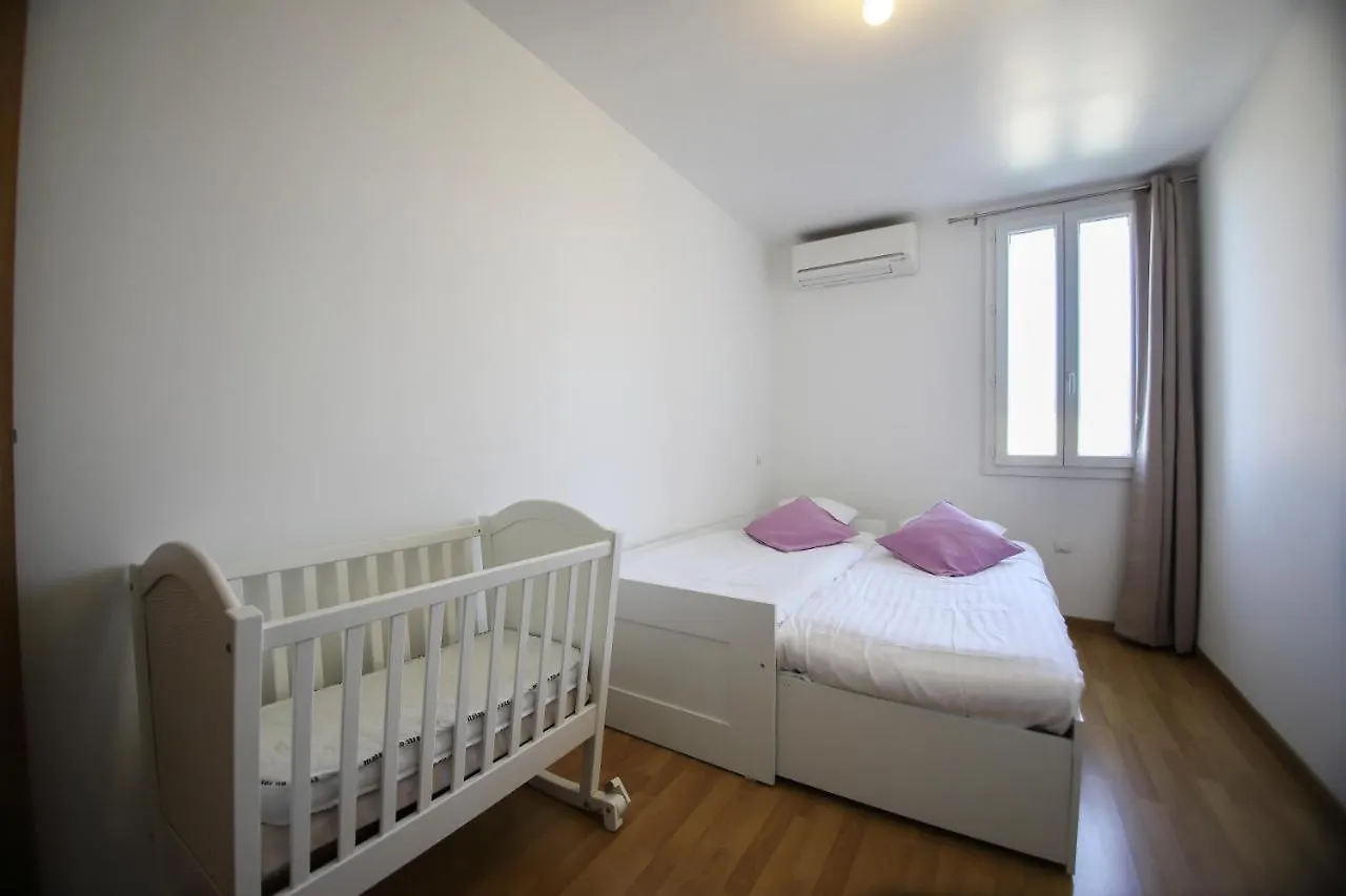 Holiday home Maison Tendance Avec Jardin, Centre Village, Alpilles, Familles Eyragues France